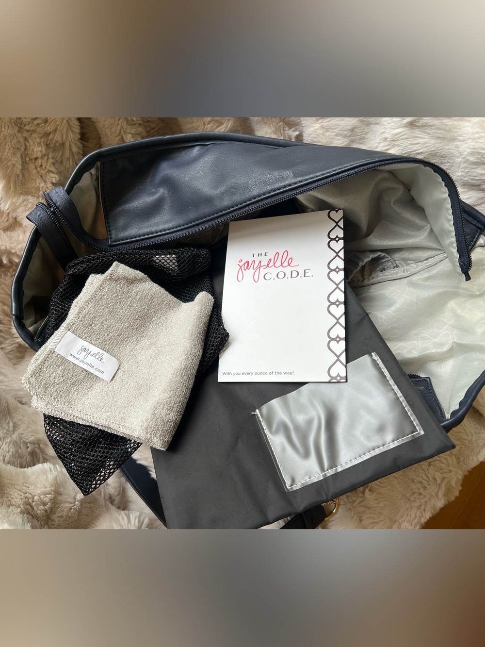 Jay Elle Duchess Quilted Navy Baby Breast Pump Bag w/ Gold Chain | 6-Piece Set - Picture 9 of 16